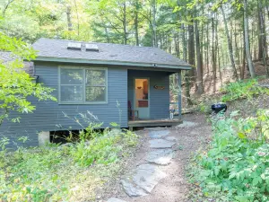 Quaint cottage on peaceful NH lake! Enjoy swimming, kayaking, and trails.