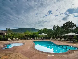 Sentrim Mara Game Lodge