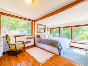 Serene cabin with large deck, woodstoves & trail to river beach - dog-friendly