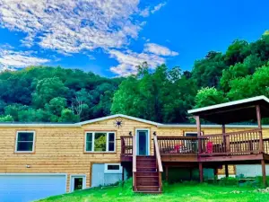 Longview Lodge 6 Bedrooms with Hot Tub & Swimming Pond, firepit, & pool table