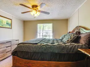 距貝內特泉州立公園4英里：寵物友好之家！