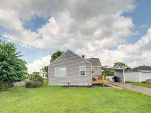Deck & Patio: Inviting Abode in Natrona Heights!