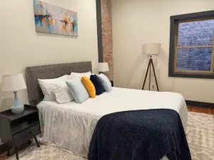 Boujee on Third: 2-bedroom condo in Beautiful Downtown Marion