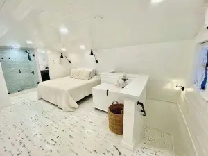 Little White Barn - Private 20 Acre Escape w/ Pond