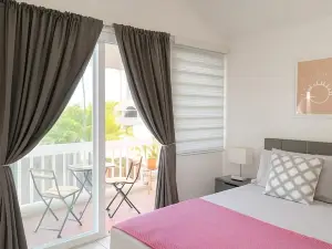 La Casita. Charming Family Villa just steps from the  beach. Full/AC and Wifi.