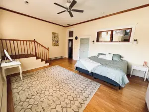 Luxury Downtown Loft w/ Rooftop Patio & Sauna - Sleeps 12 - Walk to Square