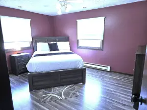 Downtown Spring Green Oasis Steps to Park & Golf