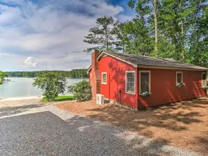 Waterfront Lake Martin Home w/ Grill & Beach!