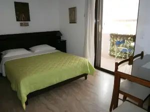Antonios Rooms