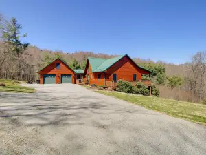 Deck, Gas Grill + Mtn Views: Sparta Cabin Stay!