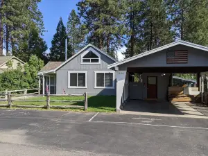 Charming town home 8 min to Lake Almanor, 35 min to Mt. Lassen