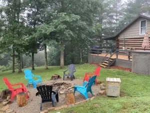 Cozy, Private 3-bedroom cabin with WiFi, Hot Tub, and Games Near State Parks