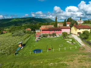 TouristFarm - Apartments "RED FAIRYTALE"