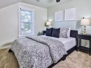 Dog-friendly cottage with deck, grill, & W/D - near Riverview Park & downtown