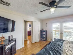 Lakefront Home with Private Dock, Outdoor Kitchen & Kayaks - Dog-Friendly