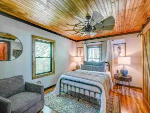 Gorgeous modern cabin with covered patio, firepit, full kitchen, & central AC