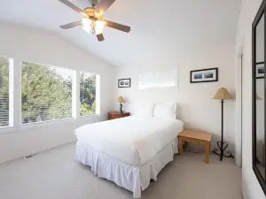 Scenic Patio and Garage Near Outdoor Adventures - Inviting Retreat