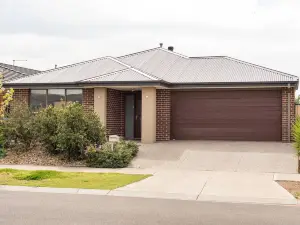 5Br Luxury House 20 Min to CBD Spacious Living