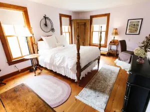 Round Barn Farm B & B Event Center