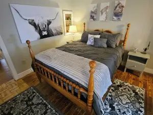 Artesian Spring House!  2 Bed, 2 Bath,  Country Setting, Fire Pit by the Creek!