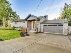 Lakefront Gem: Balcony, Fire Pit & Yard in Everett