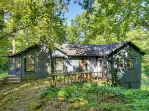Pinnacle Mountain Falls Sunset Cottage with Deck