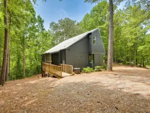 Pet-Friendly Dadeville Cabin with Hot Tub and Porch