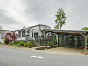 Chic Flat Rock Tiny Home: Pool Access!