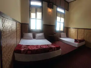 Shwe Pauk Pin Inn