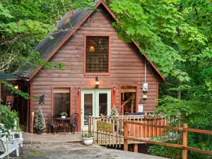 Hot Tub and WiFi - Cozy Romantic Retreat with Scenic Nature Views