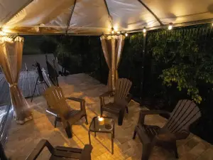 Gated cozy retreat 5mins from highway, full kitchen and secure parking