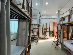 더 햇 트릭 호스텔