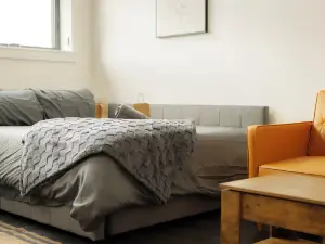 Above The Roots - Elegant Studio Stay