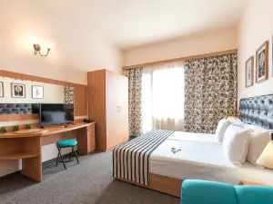 Lotus Family Hotel - Free Parking
