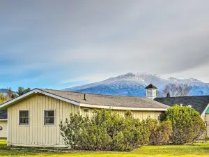 Cozy Franconia Cottage with Community Pool and Hot Tub