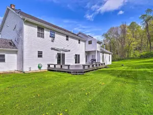 Spacious Berkshires Retreat ~ 3 Mi to Skiing!