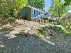 Secluded Getaway ~ 3 Mi to Blue Ridge Parkway