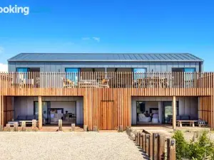 Onetangi Beach Stays Apartment - Coast & Country