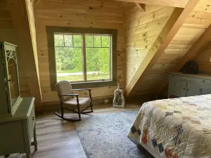 Custom Cabin Retreat with Trails and Hot Tub.   Exceptional Reviews!