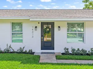 Casa Del Sol - Bike to Beach, Saltwater Pool & Private Backyard