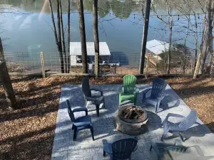 Lake Life4 Bedroom, 3 Bath, Sleeps 12.