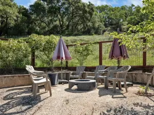 Spacious Modern Home - Pool, Views And Acres