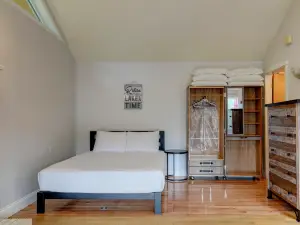 Lakefront studio with private dock, fast WiFi & full kitchen - dog-friendly