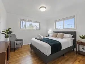 Gorgeous Retreat - Spacious Home with BBQ Deck & WiFi
