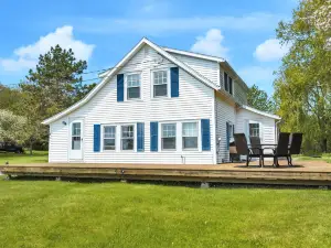 Picturesque Harbor Views - Retreat with Large Deck & Games