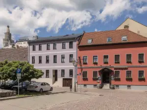 ซูร์ อัลท์ชตัดท์ - แอม ฟูเซอ แดร์ ออสเตอร์บวร์ก - กัสท์ชเตอเทอ, เพนซีออน, เฟอวอ