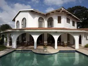 Bizafrika Guest Lodge & Conference Center