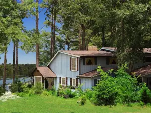 Frankston Home W/Deck & Fishing on Lake Palestine!