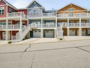 Walk to Mississippi River Grafton Townhome!