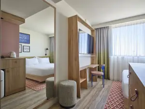 Hampton by Hilton Lyon  Airport